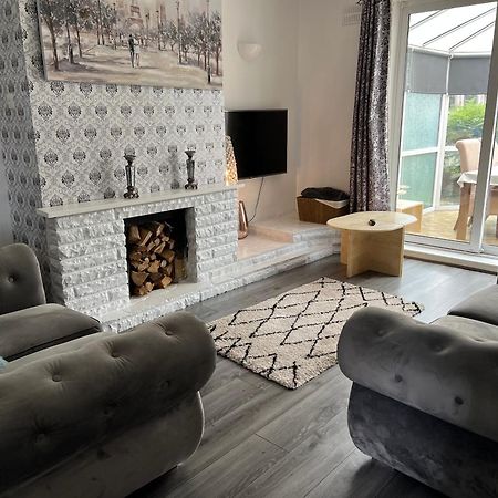 Treetops - Sleeps 8 Entire House Private Parking Close To Town Centre And Stadium Уиган Экстерьер фото