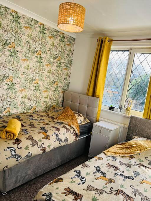 Treetops - Sleeps 8 Entire House Private Parking Close To Town Centre And Stadium Уиган Экстерьер фото