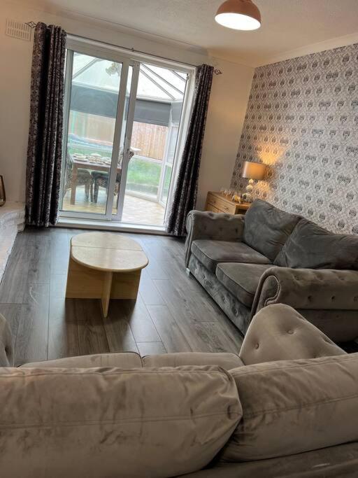 Treetops - Sleeps 8 Entire House Private Parking Close To Town Centre And Stadium Уиган Экстерьер фото