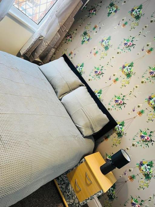 Treetops - Sleeps 8 Entire House Private Parking Close To Town Centre And Stadium Уиган Экстерьер фото
